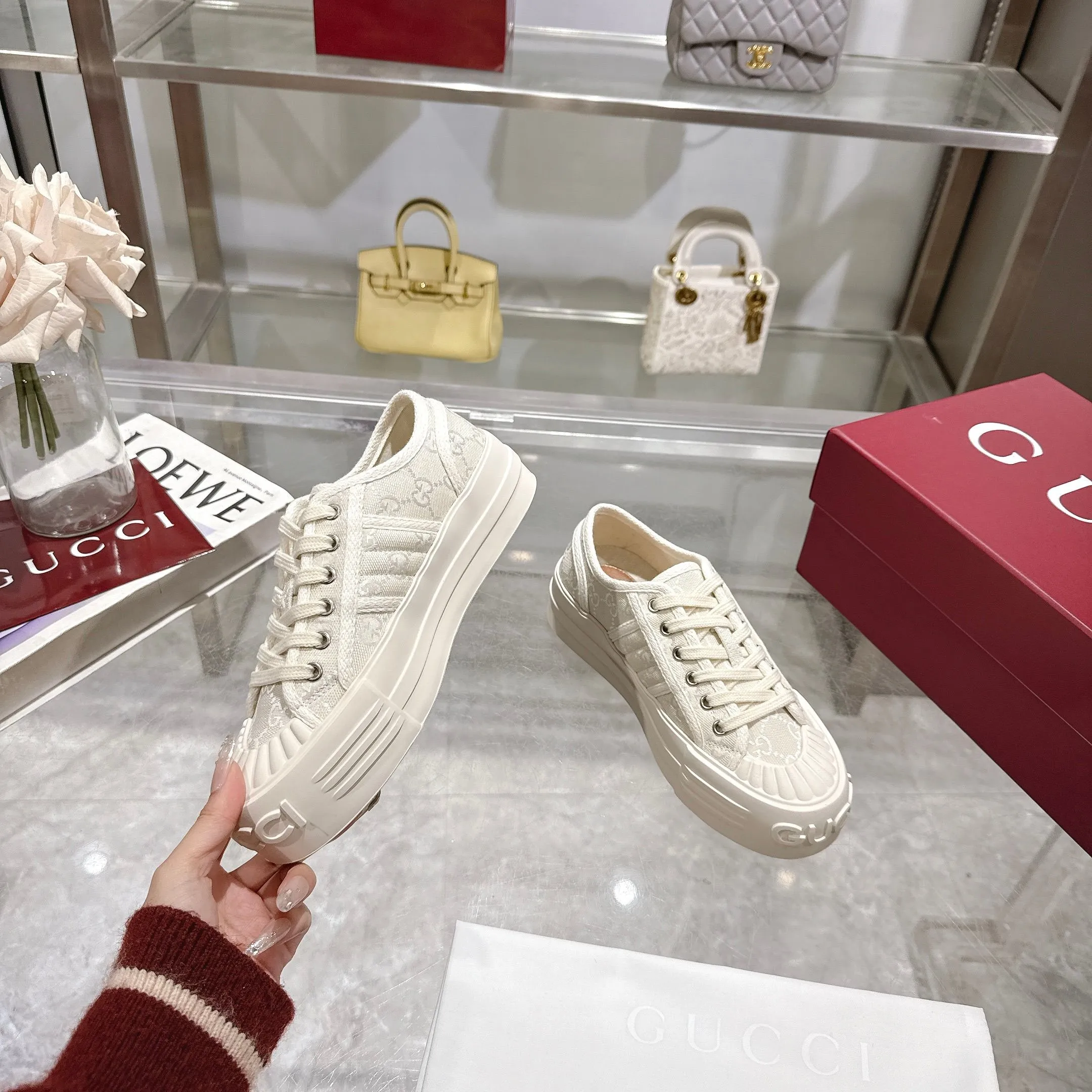 👟👟Ex-factory price 480👟👟 Crafted with iconic GG canvas❤, it cleverly combines spot design and modern aesthetics💋. The bold and avant-garde gallery shape is paired with "Gucci printed embossed rubber sole🌹, creating a dazzling item with full personality👏 and comfortable to wear." The original 1:1 molded sole looks like Huawei's chrysanthemum LOGO at first glance. 👍It is not on the same level as the high-protruding fake soles on the market👏✔️Full set packaging, size 35-4,